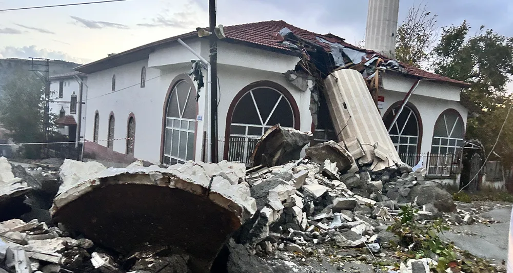 FIRTINA MİNAREYİ YIKTI: CEMAAT ÖLÜMDEN DÖNDÜ