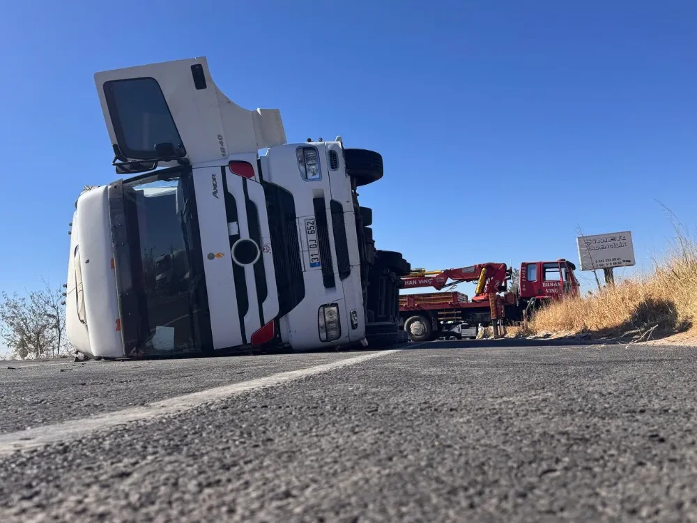 ŞANLIURFA’DA TEKSTİL HAMMADDESİ YÜKLÜ TIR DEVRİLDİ
