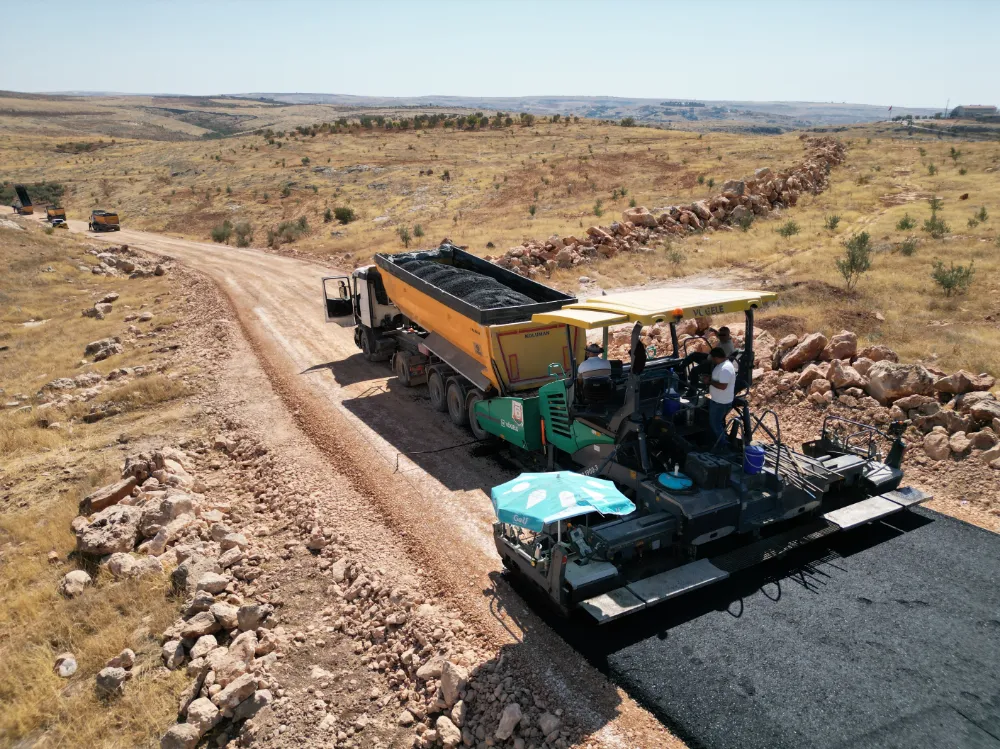  BÜYÜKŞEHİR, HALFETİ-BOZOVA ARASINDAKİ 39 KM’LİK GRUP YOLUNDA ASFALT SERİMİNE BAŞLADI