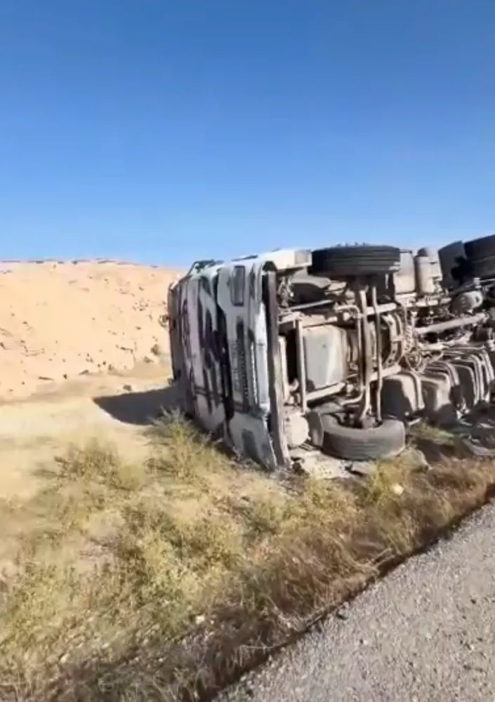 DEVRİLEN KAMYONUN SÜRÜCÜSÜ HAFİF YARALANDI