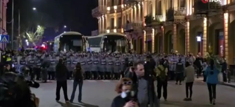 GÜRCİSTAN’DA YEREL SEÇİM PROTESTOLARINDA SOKAKLAR SAVAŞ ALANINA DÖNDÜ