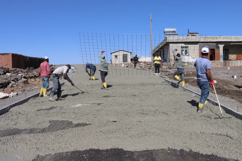 BÜYÜKŞEHİR, SİVEREK’TE 12 KİLOMETRELİK BETON YOL YAPIMINA BAŞLADI