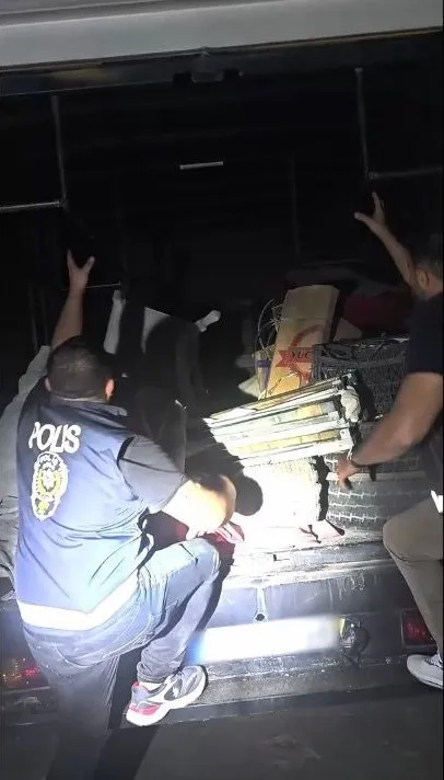 ARACIN FAN VE KLİMA DÜZENEĞİNİN İÇERİSİNDE 11 DÜZENSİZ GÖÇMEN ÇIKTI