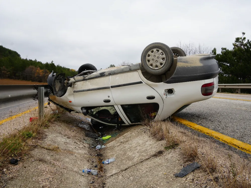 TAKLA ATAN OTOMOBİL ALEV ALDI: 2 YARALI