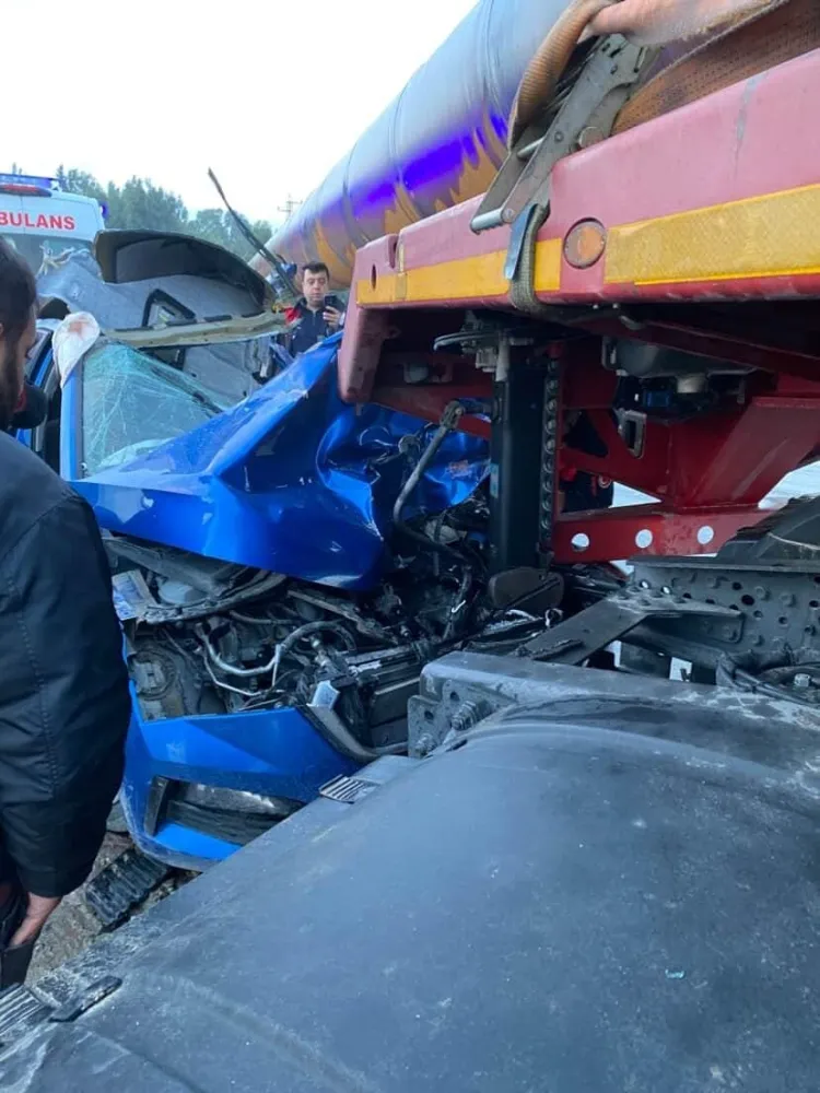 OTOMOBİL, DEMİR BORU YÜKLÜ TIRLA ÇARPIŞTI: 2 YARALI