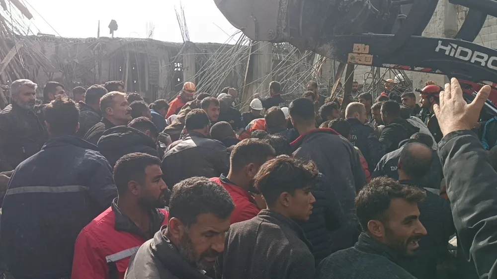 GÖÇÜK ALTINDAN ÇIKARILAN 2 ÇOCUK İŞÇİ HAYATINI KAYBETTİ