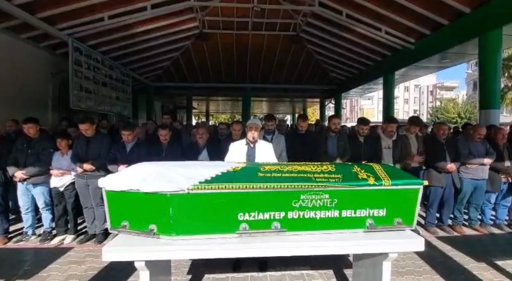 DEVRİLEN OTOMOBİLDE HAYATINI KAYBEDEN KADIN, MEMLEKETİNDE DEFNEDİLDİ