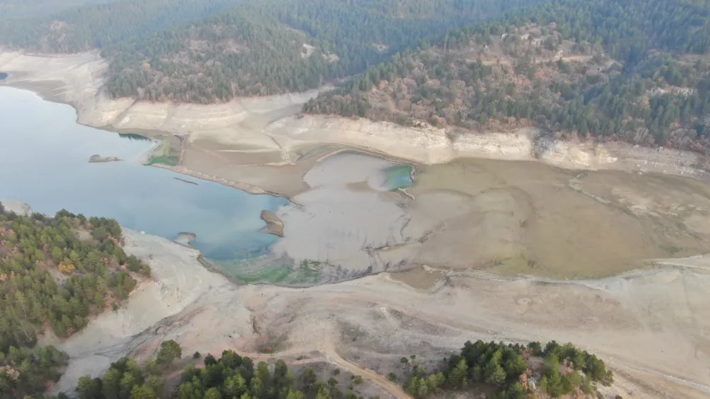 KASTAMONU’NUN SU İHTİYACINI KARŞILAYAN BARAJ GÖLÜNÜN BÜYÜK KISMI KURUDU