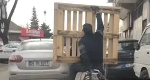 GAZİANTEP’TE TEHLİKELİ YOLCULUK: MOTOSİKLET ÜZERİNDE PALET TAŞIDI