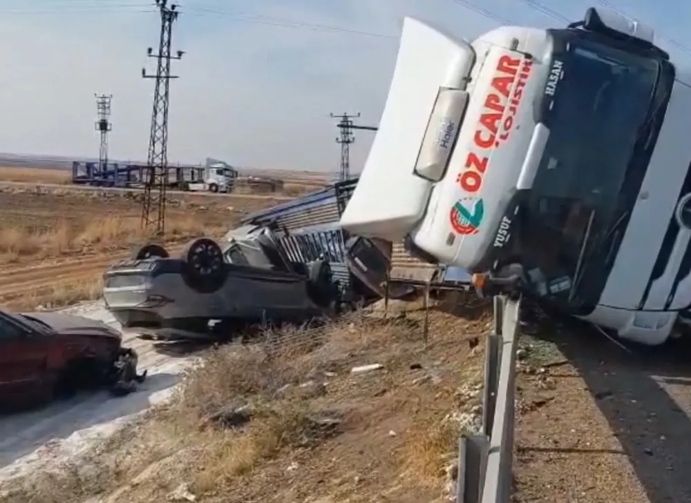 DEVRİLEN TIRDA BULUNAN MİLYONLUK ARAÇLAR HASAR GÖRDÜ