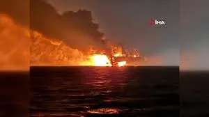 YANGIN ÇIKAN GEMİDEKİ 25 KİŞİ TAHLİYE EDİLDİ: YANAN GEMİ GÖRÜNTÜLENDİ