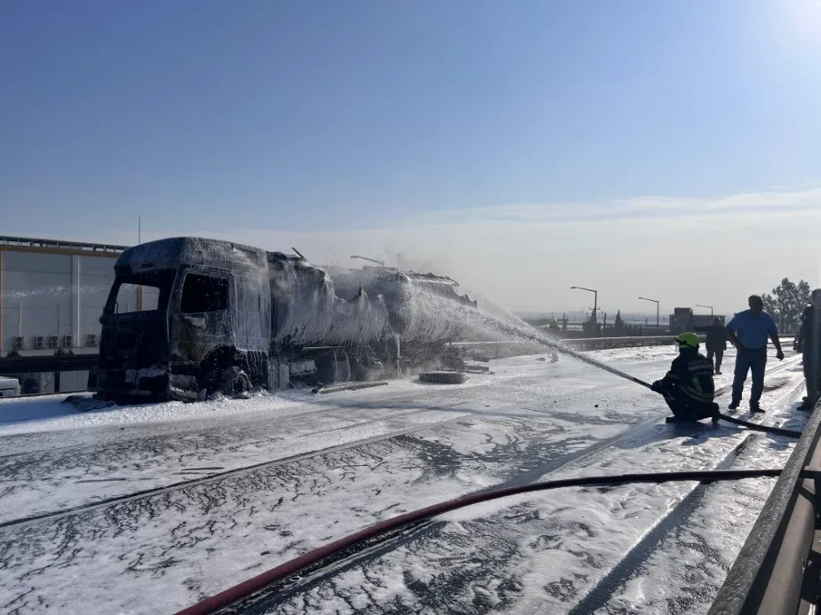 MAZOT YÜKLÜ TANKER ALEV ALEV YANDI, GÖKYÜZÜNÜ KARA DUMANLAR KAPLADI