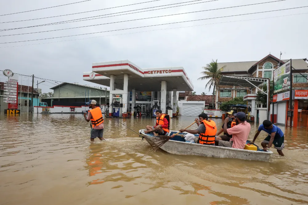 GÜNEY ASYA ÜLKELERİNDEKİ SEL VE TOPRAK KAYMALARINDA CAN KAYBI 500