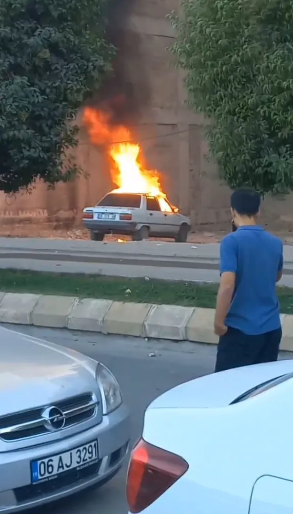 ŞANLIURFA’DA PARK HALİNDEKİ OTOMOBİL ALEV TOPUNA DÖNDÜ