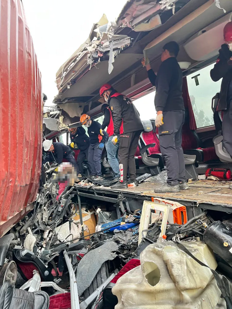 OSMANİYE’DE YOLCU OTOBÜSÜ TIRA ÇARPTI: 6 ÖLÜ, 11 YARALI