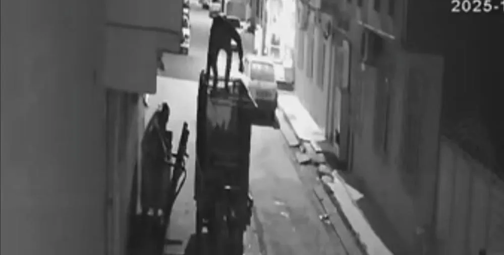 İŞ YERİ ÖNÜNDEKİ KOŞU BANDININ ÇALINMA ANI KAMERADA