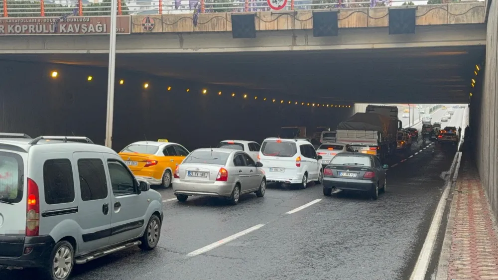 DİYARBAKIR’DA ZİNCİRLEME TRAFİK KAZASI: TRAFİK DURMA NOKTASINA GELDİ, 3 KİŞİ YARALANDI