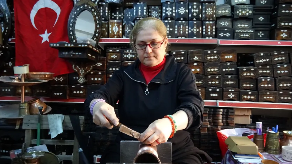 KADIN BAKIR USTASI ERKEKLERE TAŞ ÇIKARTIYOR