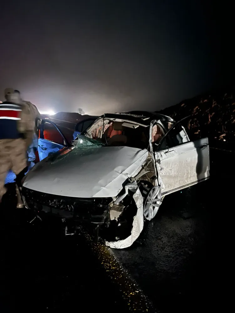 TAKLA ATAN OTOMOBİL HURDAYA DÖNDÜ: 1 ÖLÜ, 1 YARALI