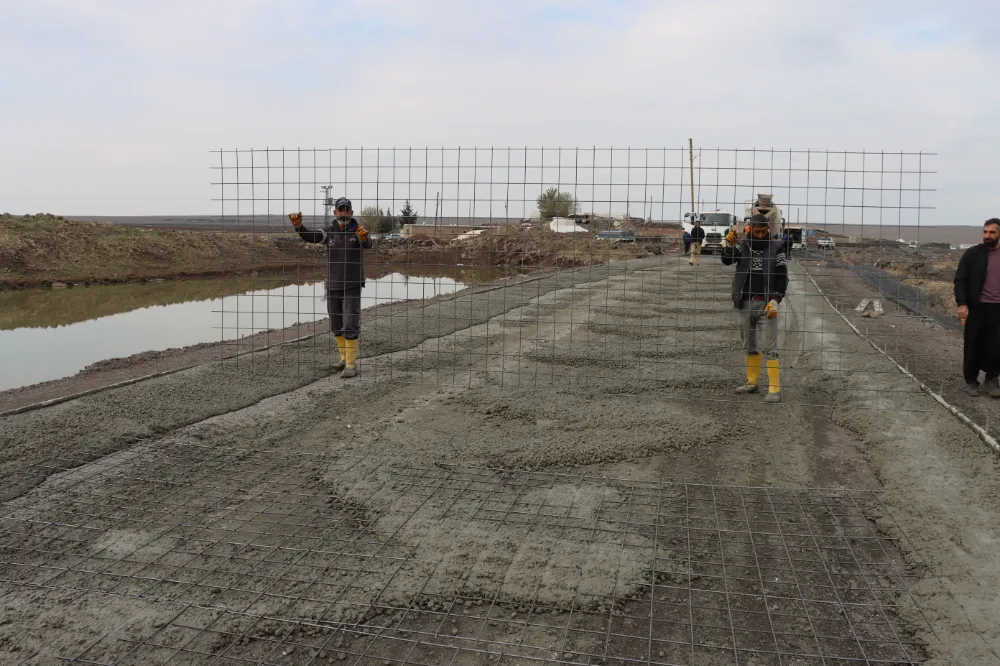 BÜYÜKŞEHİR, SİVEREK’TE BETON YOL ATAĞINI SÜRDÜRÜYOR