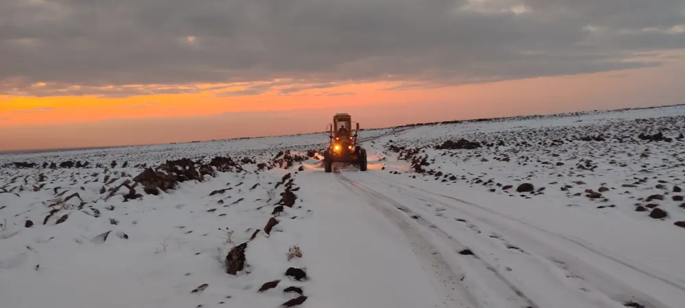 BÜYÜKŞEHİR BELEDİYESİ, KARLA KAPANAN 250 KM YOLU TEKRAR ULAŞIMA AÇTI