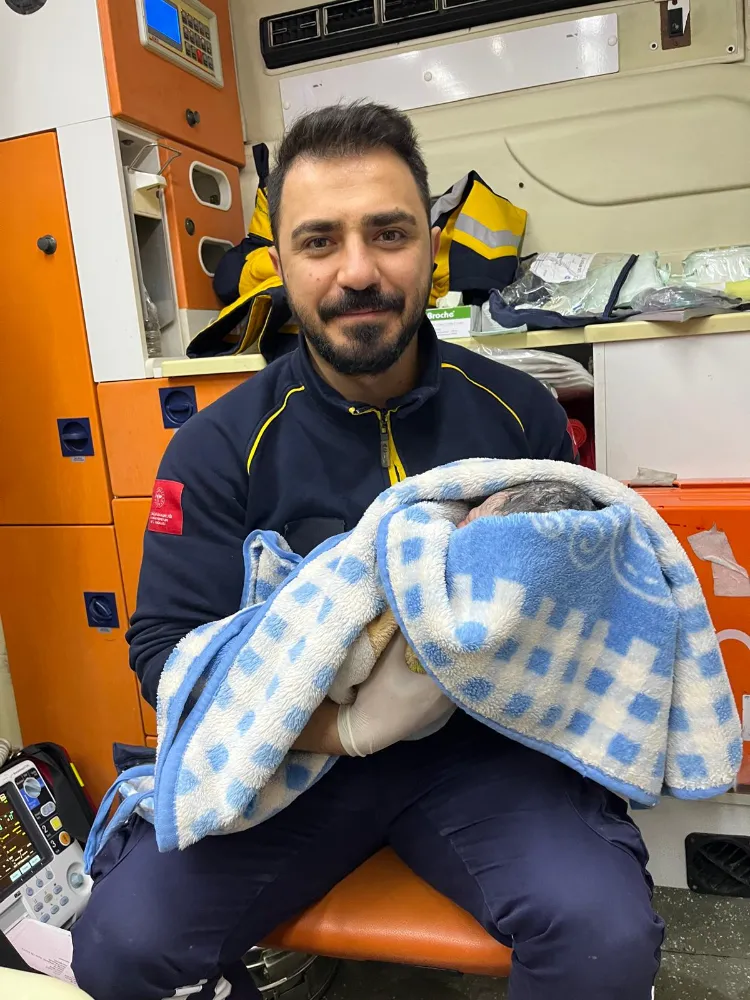 ŞANLIURFA’DA SAĞLIK EKİPLERİNDEN ÖRNEK FEDAKÂRLIK: YOLDA GERÇEKLEŞEN İKİ DOĞUMDA BEBEKLERE “BİRKAN” ADI VERİLDİ