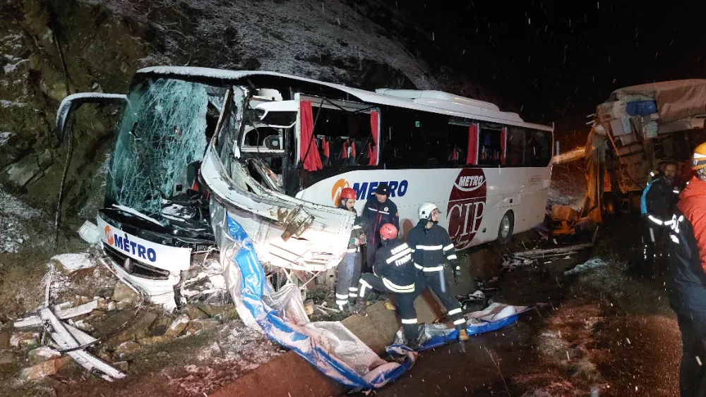 YOLCU OTOBÜSÜ KAMYONA ÇARPTI: 1 ÖLÜ, 16 YARALI