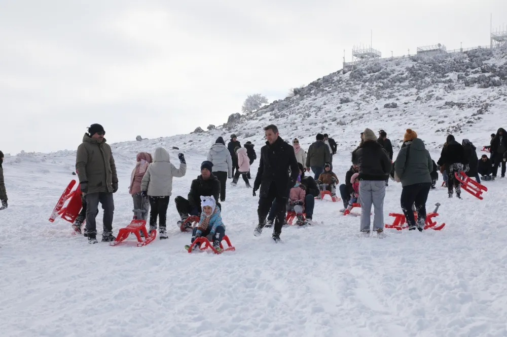 KARACADAĞ KAYAK MERKEZİ SEZONU AÇTI