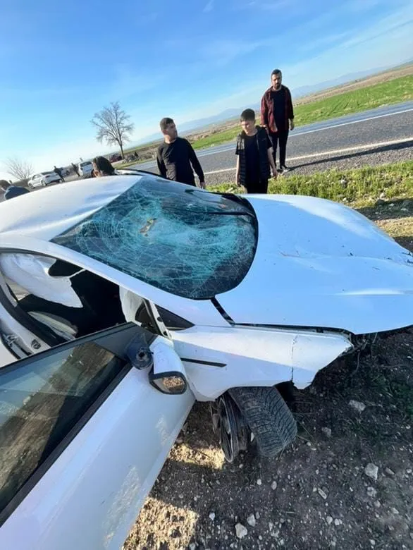 KONTROLDEN ÇIKAN OTOMOBİL TAKLA ATTI: 2 YARALI