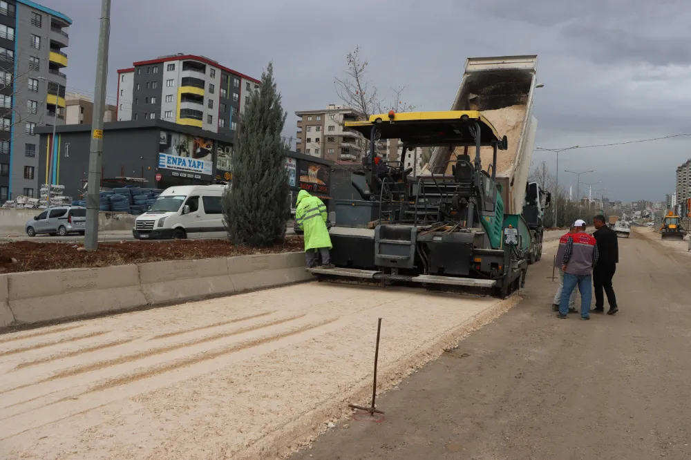 BÜYÜKŞEHİR BELEDİYESİ, MAŞUK TOKİ YOLU’NDA 3. ETAP ASFALT ÇALIŞMALARINA BAŞLADI