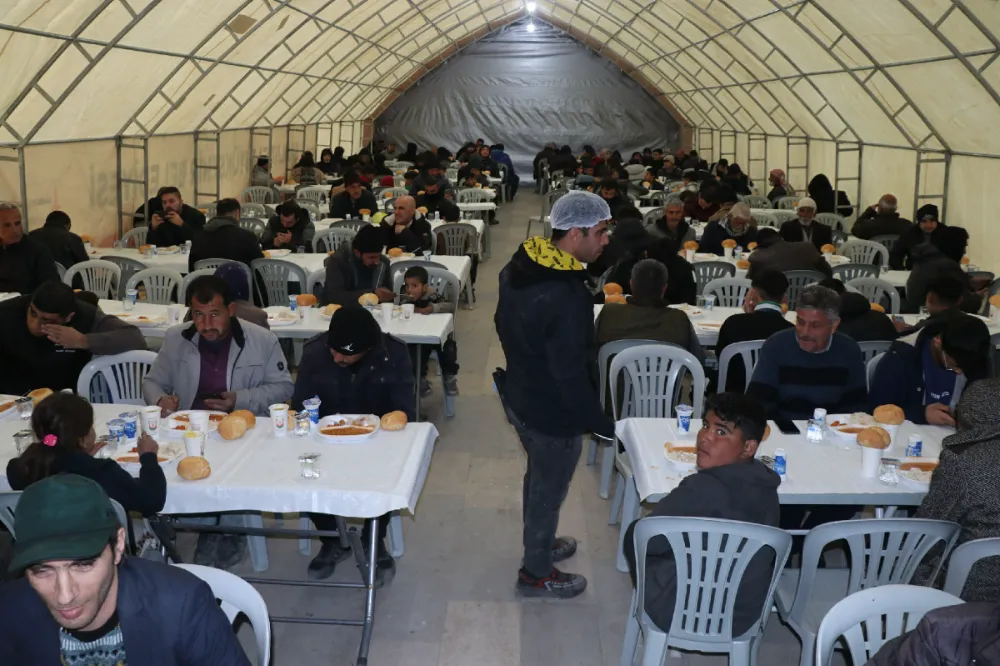 VATANDAŞLAR, BÜYÜKŞEHİR BELEDİYESİ’NİN İFTAR ÇADIRLARINDA ORUÇLARINI AÇTI