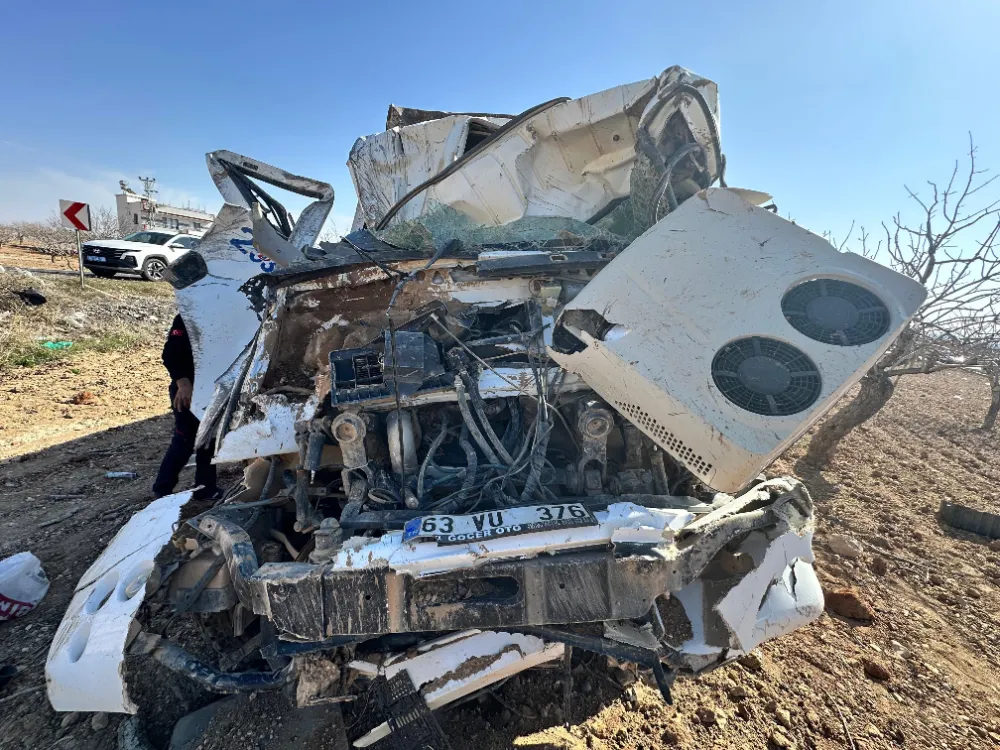 ŞANLIURFA’DA FRENİ PATLAYAN KAMYON HURDAYA DÖNDÜ