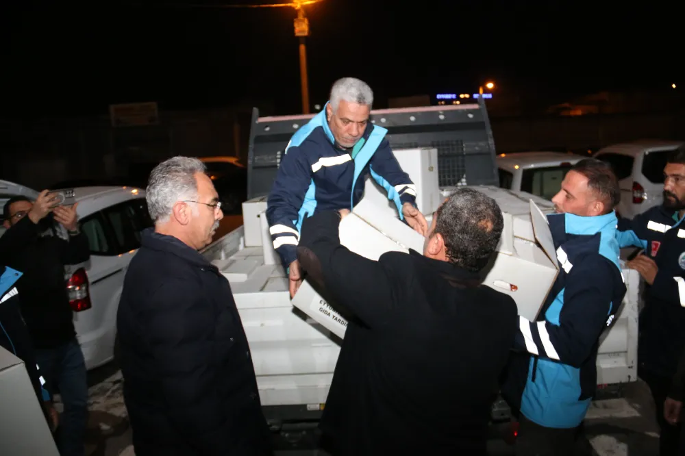 Başkan Kuş ve Ekibi Gece Yarısına Kadar Gıda Kolisi Dağıttı