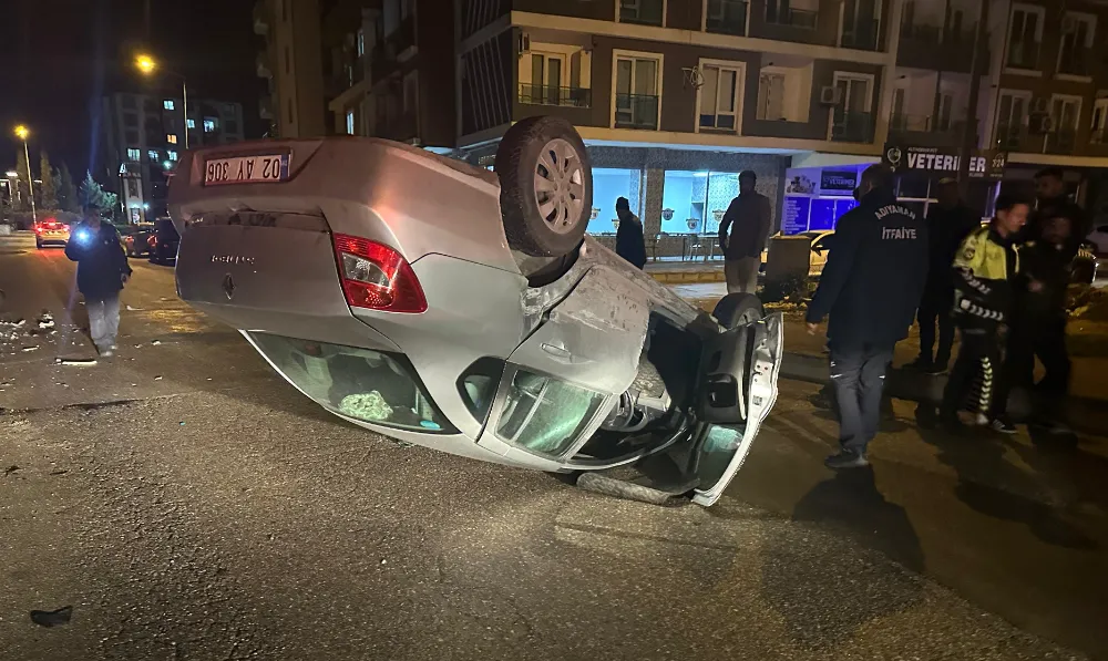 İKİ OTOMOBİLİN ÇARPIŞMASI SONUCU ARAÇLARDAN BİRİ TERS DÖNDÜ