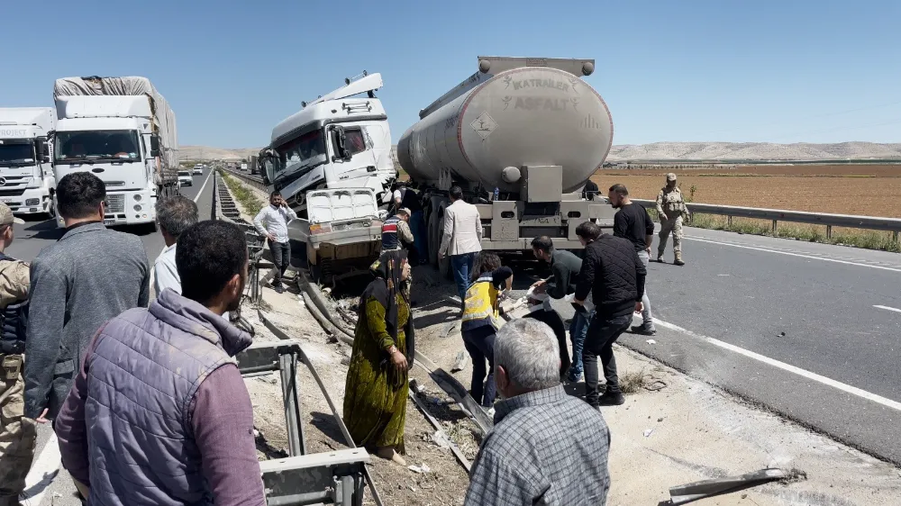 ŞANLIURFA’DA OTOMOBİL İLE TIR ÇARPIŞTI: 4 YARALI