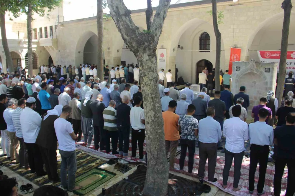 Deprem ve sel felaketinde hasar alan 526 yıllık Hasan Paşa Cami ibadete açıldı