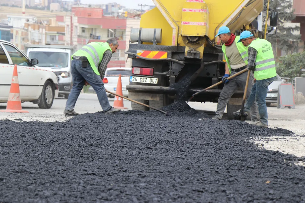 HALİLİYE’DE YOLLAR SICAK ASFALTLA YENİLENİYOR