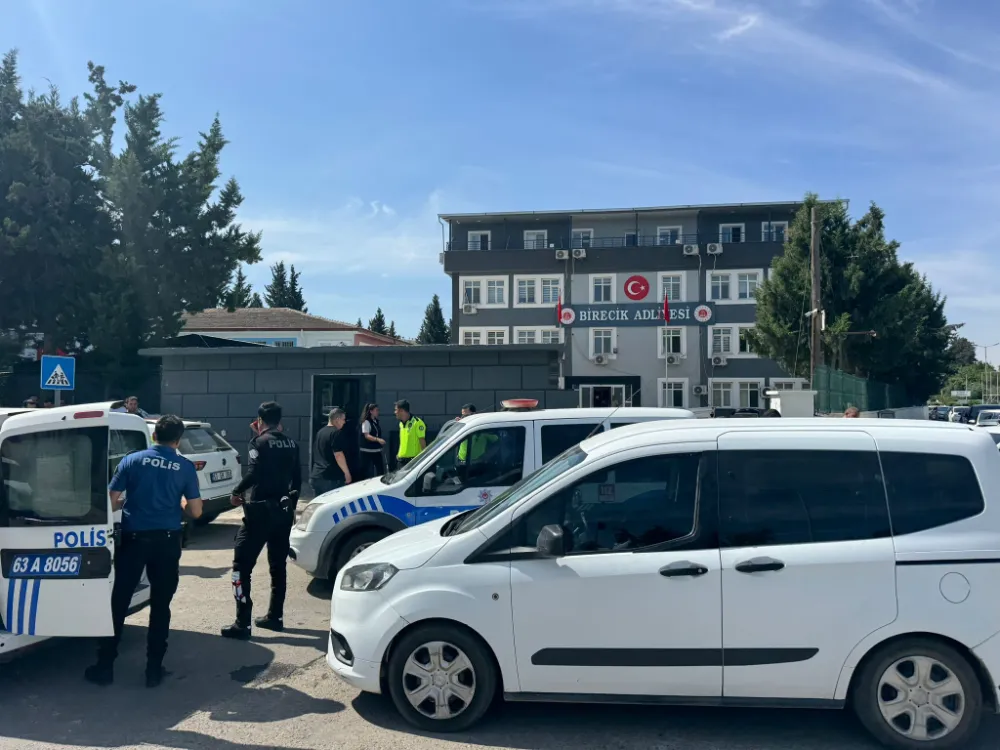 ADLİYE ÖNÜNDE TAŞLI SOPALI KAVGA: 5 YARALI