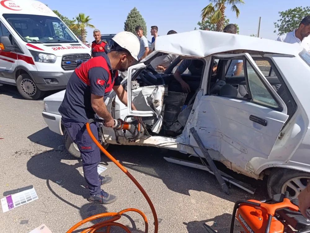 ŞANLIURFA’DAKİ ZİNCİRLEME KAZADA ARAÇTA SIKIŞAN 2 KİŞİ YARALANDI