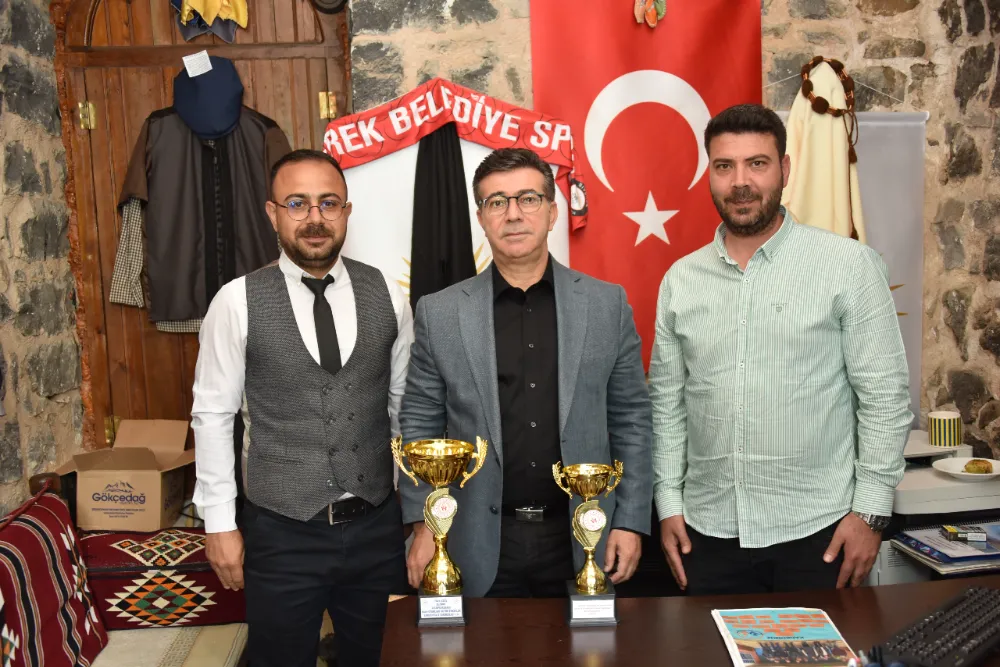 Başkan Bucak, Halk Oyunları Ekibini Tebrik Etti