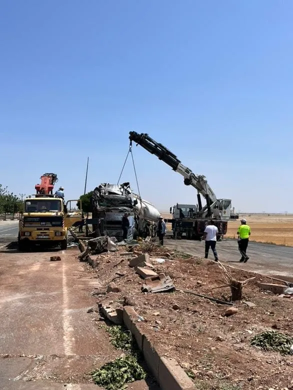 YAKIT TANKERİ DEVRİLDİ: 1 YARALI