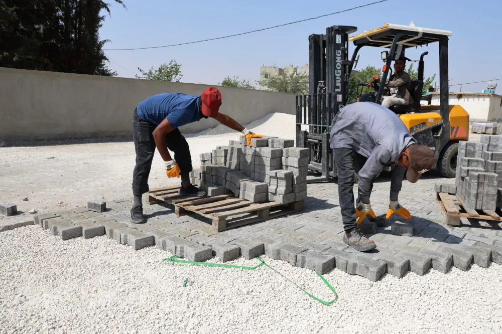 AKÇAKALE BELEDİYESİ, CEYLANLI MERKEZ MAHALLESİ’NDE KİLİTLİ PARKE ÇALIŞMALARINA BAŞLADI