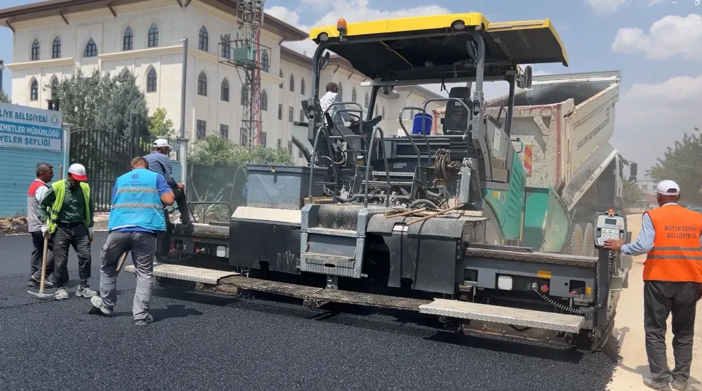 HALİLİYE KAYMAKAMLIĞI ÖNÜNDEKİ YOL SICAK ASFALTLA YENİLENİYOR