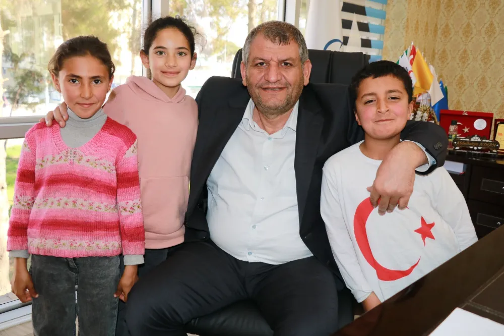 BAŞKAN AYHAN’DAN MİNİK KALPLERE BÜYÜK MUTLULUK