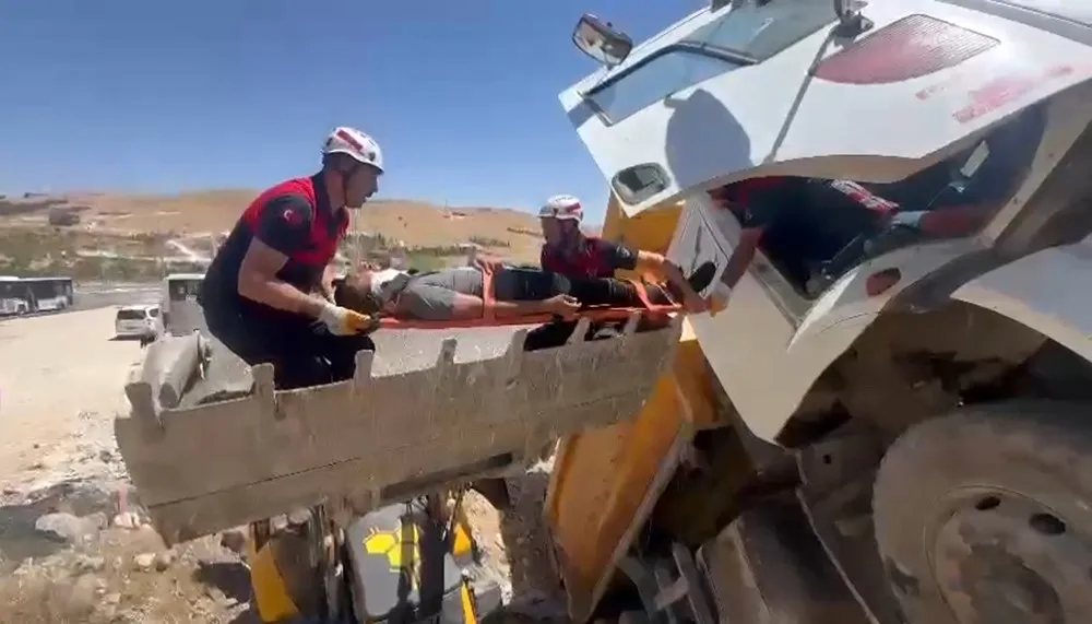 ŞANLIURFA’DA YARALI SÜRÜCÜ KEPÇE İLE KURTARILDI