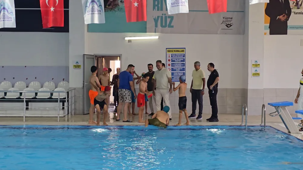 BAŞKAN KUŞ, GENÇLERİ HAVUZA DAVET ETTİ