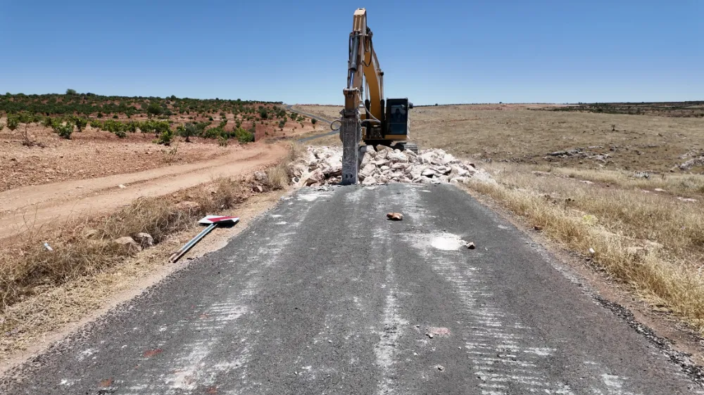 39 KM’LİK YOLDA SICAK ASFALT İÇİN ÇALIŞMALAR BAŞLADI 