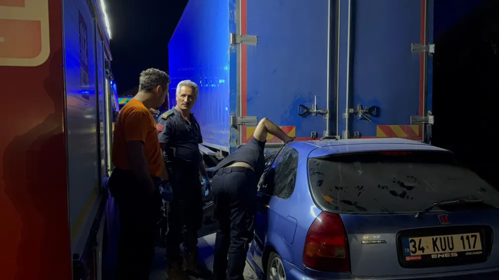 KAMYONUN ALTINA GİREN OTOMOBİLDE CAN PAZARI: 1 ÖLÜ, 1 AĞIR YARALI 