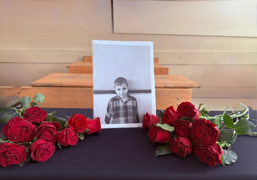 MAGANDA KURŞUNUYLA ÖLEN ÖĞRENCİNİN MASASINA GÜL BIRAKILDI