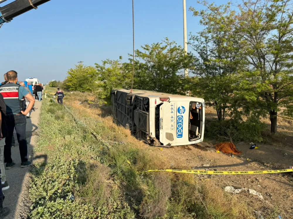  YOLCU OTOBÜSÜ DEVRİLDİ: 1 ÖLÜ, 23 YARALI